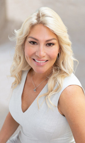 Lisa Buss headshot